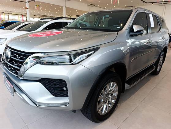 TOYOTA HILUX SW4 2.8 D-4D TURBO DIESEL SRX 7L 4X4 AUTOMÁTICO TOYOTA HILUX SW4 2.8 D-4D TURBO DIESEL SRX 7L 4X4 AUTOMÁTICO